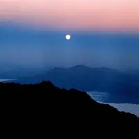 طلوع زیبای ماه در دل کویر
