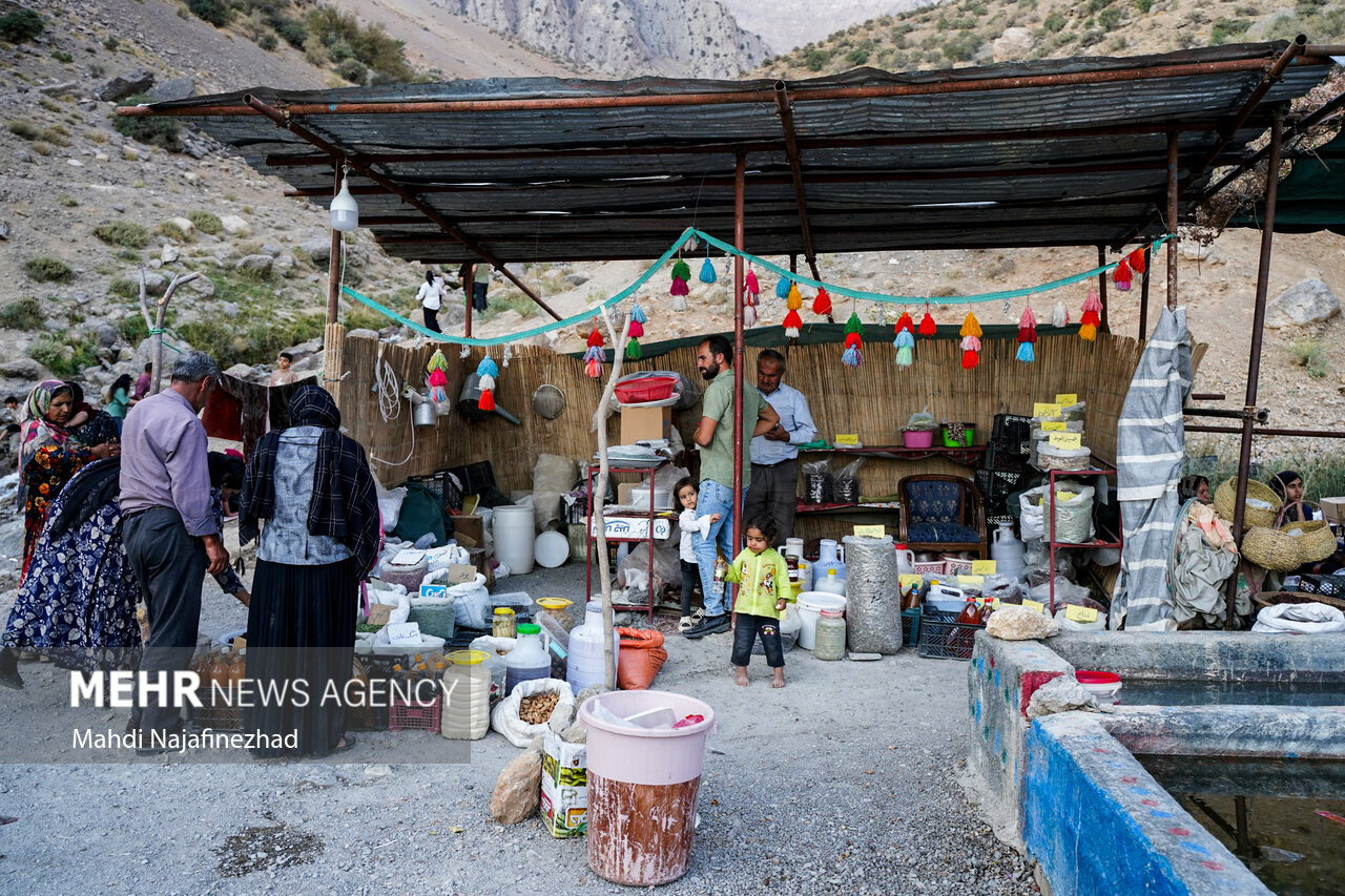 میزبانی چشمه میشی سی‌سخت از گردشگران