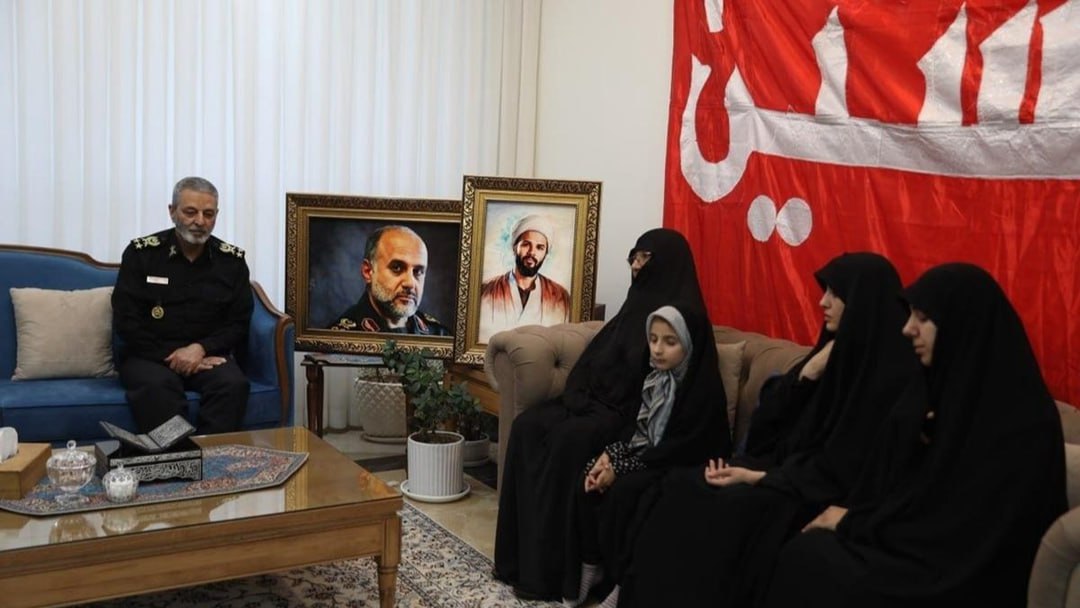 عکس/ دیدار سرلشکر موسوی با خانوادۀ فرماندهان شهید جنگ ۱۲ روزه 