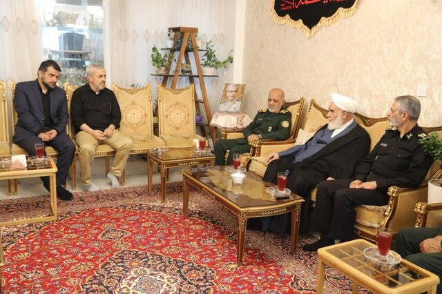 اولین عکس از فرمانده قرارگاه مرکزی خاتم الانبیاء در دیدار با خانواده فرماندهان شهید