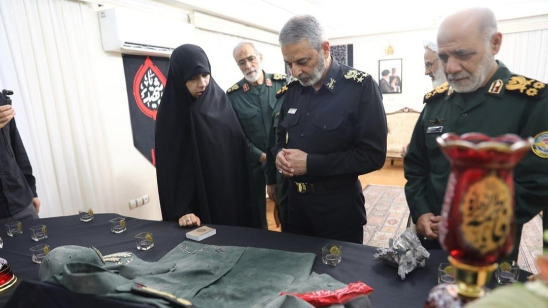 عکس/ دیدار سرلشکر موسوی با خانوادۀ فرماندهان شهید جنگ ۱۲ روزه 