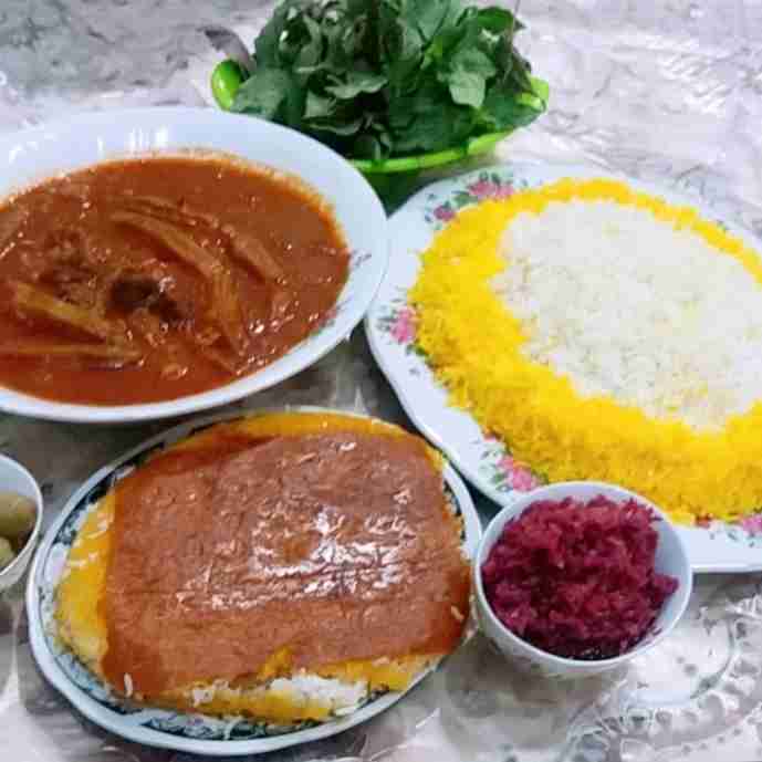 تایم ناهار..خورشت بامیه وپلو زعفرانی ،ترشی خونگی..😋نوش نگاه پر مهر تون🌸🍒🌸