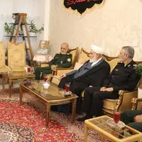 اولین عکس از فرمانده قرارگاه مرکزی خاتم الانبیاء در دیدار با خانواده فرماندهان شهید