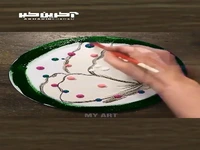 نقش پروانه بر قابی رنگارنگ