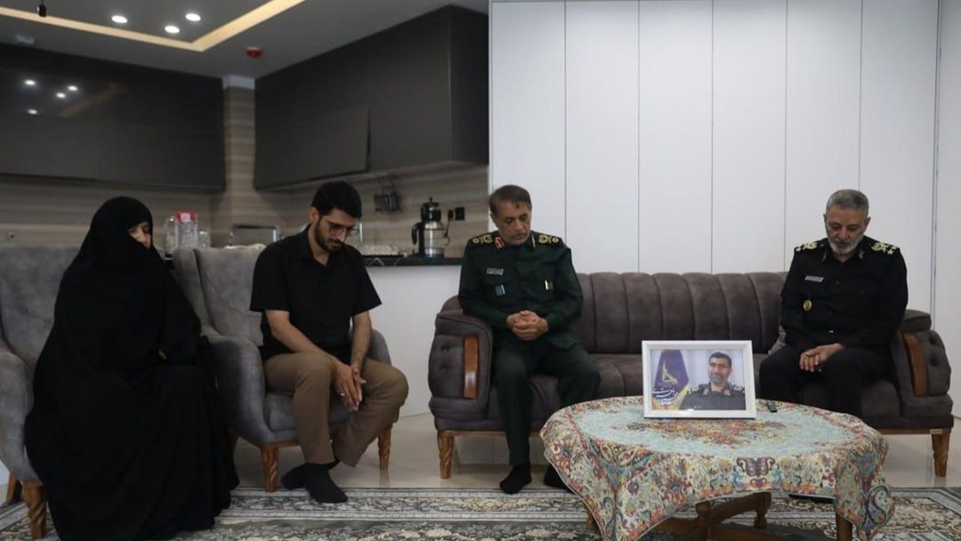 عکس/ دیدار سرلشکر موسوی با خانوادۀ فرماندهان شهید جنگ ۱۲ روزه 