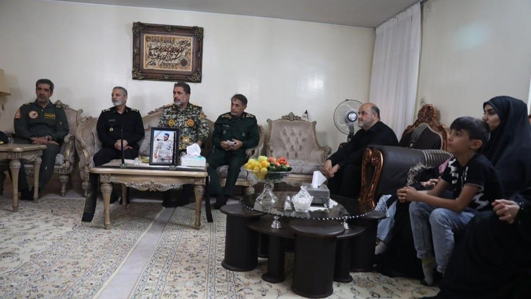 عکس/ دیدار سرلشکر موسوی با خانوادۀ فرماندهان شهید جنگ ۱۲ روزه 