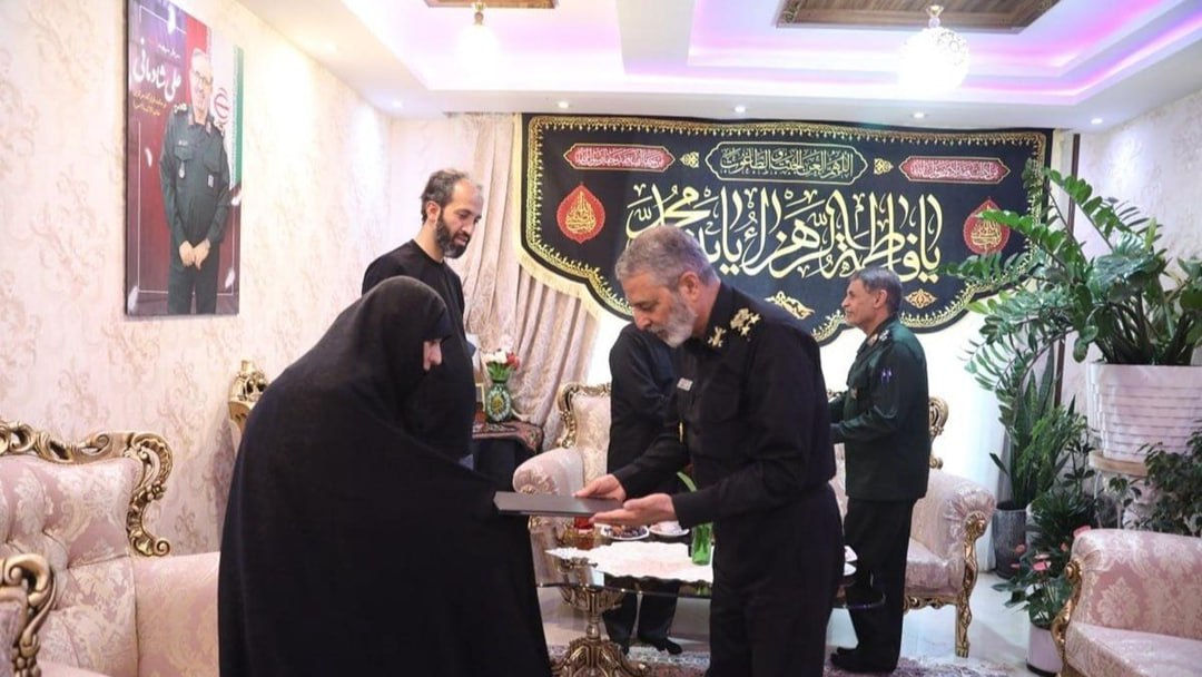 عکس/ دیدار سرلشکر موسوی با خانوادۀ فرماندهان شهید جنگ ۱۲ روزه 