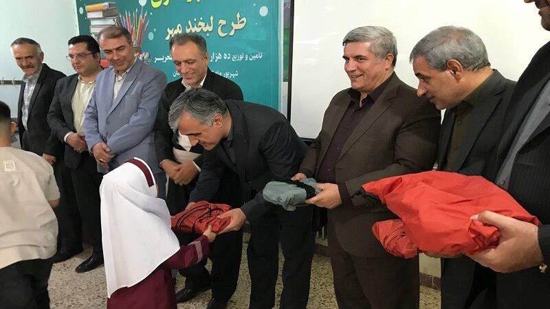 ۱۰ هزار بسته نوشت‌افزار بین دانش‌آموزان نیازمند در کردستان توزیع شد