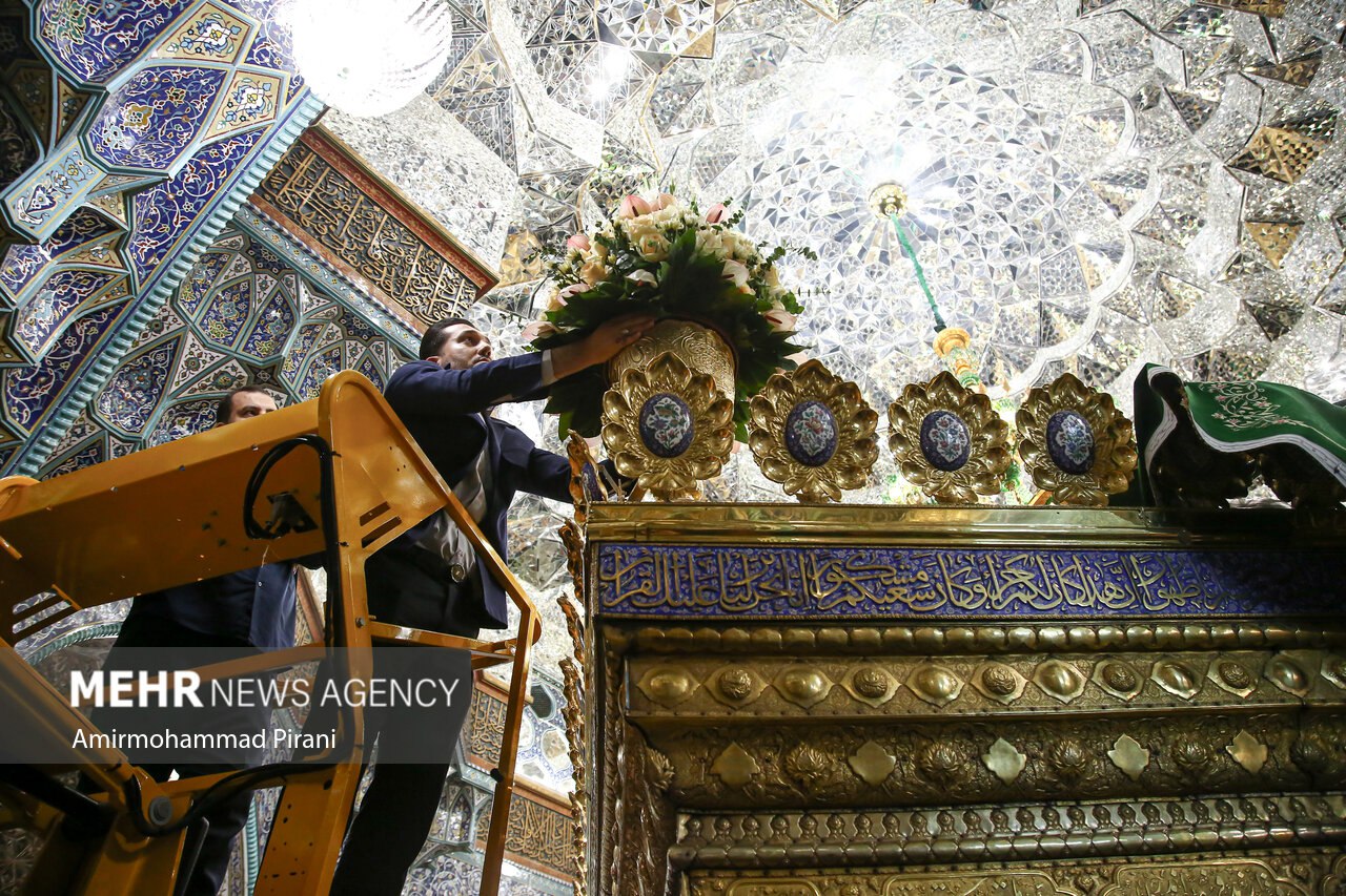 عکس/ گل آرایی ضریح مطهر حضرت فاطمه معصومه(س)