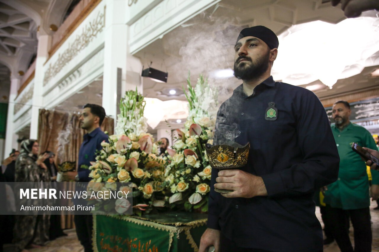 عکس/ گل آرایی ضریح مطهر حضرت فاطمه معصومه(س)