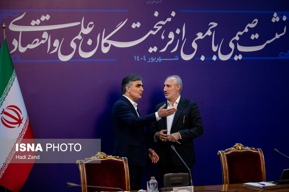 عکس/ نشست صمیمی رئیس جمهور با جمعی از فرهیختگان علمی و اقتصادی