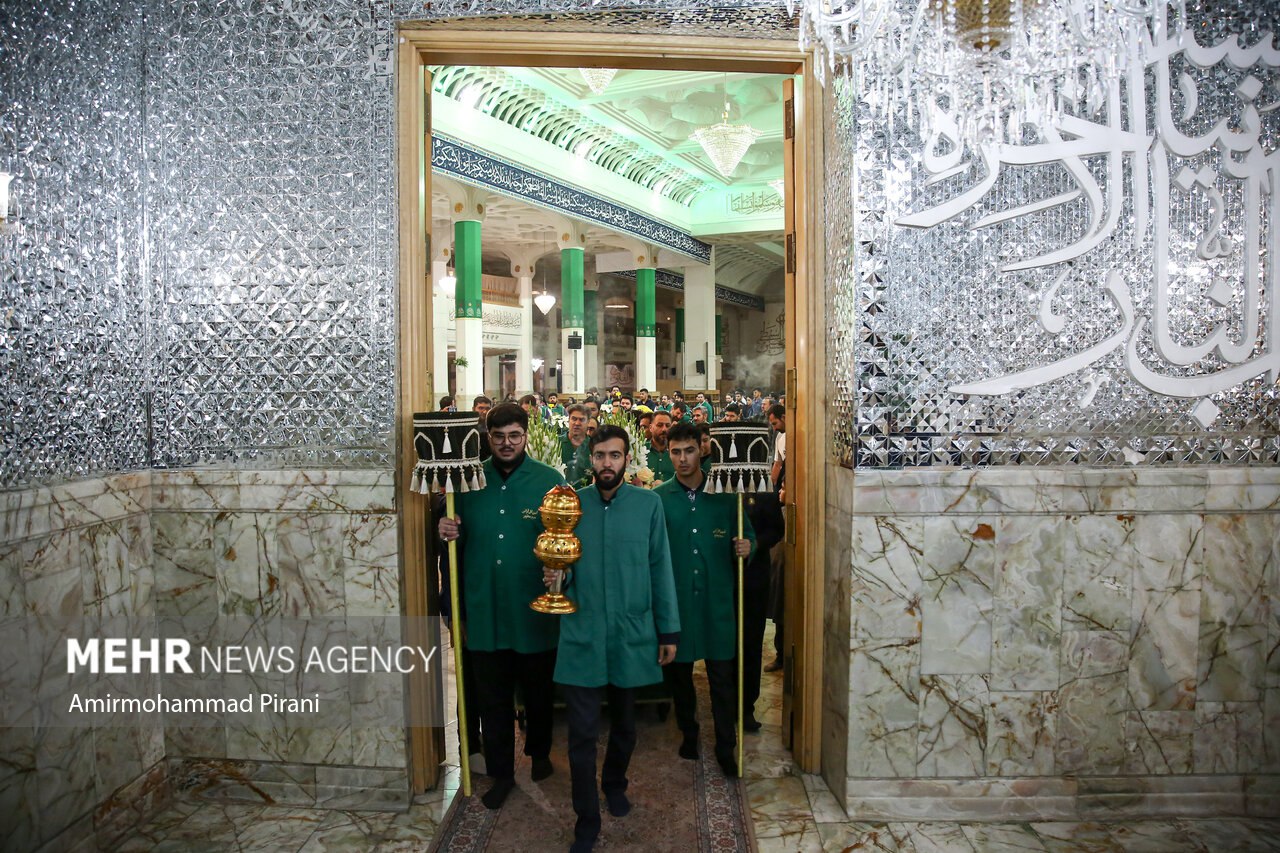 عکس/ گل آرایی ضریح مطهر حضرت فاطمه معصومه(س)