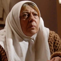 چهره ها/ تیپ رنگارنگِ ثریا قاسمی در 82 سالگی در کنار پسرش