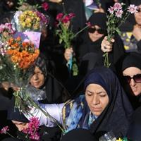 قم همراه گل و نور، از کاروان نمادین کریمه اهل‌بیت(ع) استقبال کرد