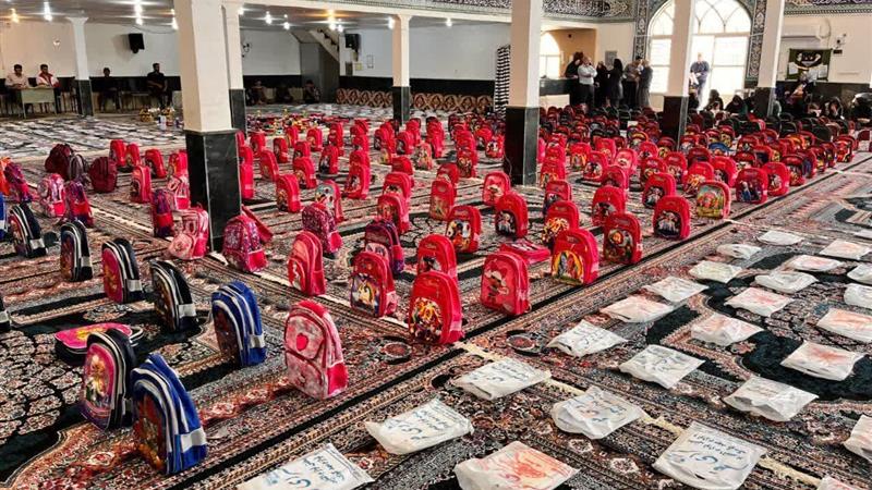 اوقاف یک هزار بسته کیف و نوشت ابزار بین دانش آموزان نیازمند یزد توزیع کرد