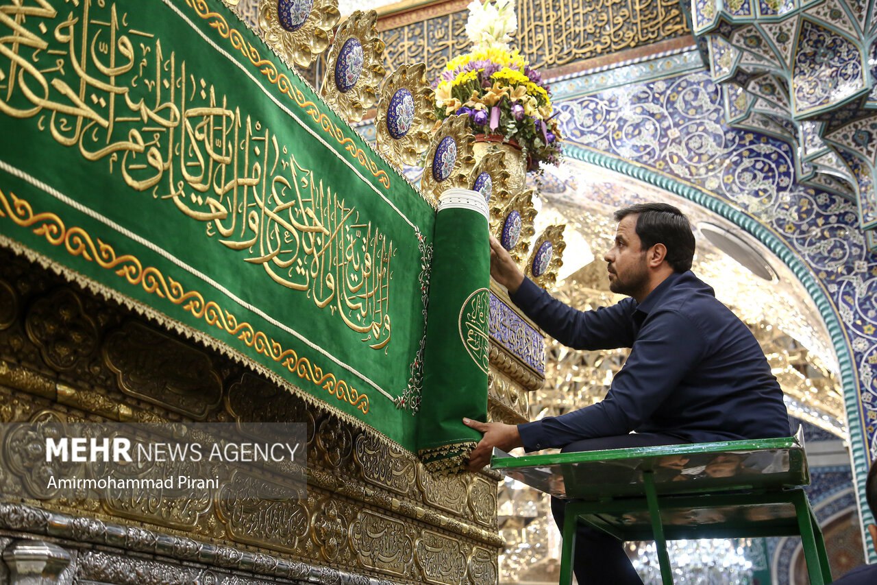 عکس/ گل آرایی ضریح مطهر حضرت فاطمه معصومه(س)