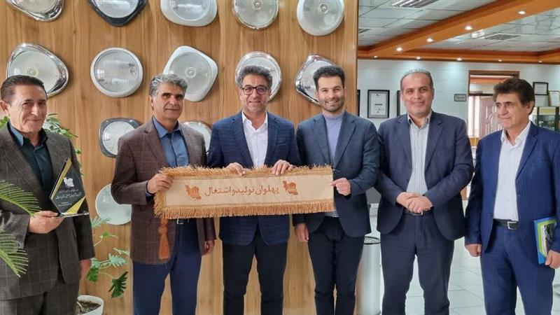 نشان پهلوان تولید و اشتغال به واحد اشتغال‌آفرین ابزار سبلان اردبیل اهدا شد