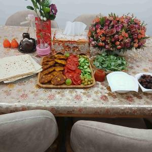 شام خوشمزه دیشبمون کوکوی مرغ بامخلفات😋😋🌺مهربون بودن یدل بزرگ میخواداماقدرمهربونی رودونستن، سه چیزمیخواد:ذات خوب،یه دنیاشعورومعرفت....صبحتون بخیروشادی🌺🌺🌹🌹🌹دست‌پخت کدبانوی عزیزومهربون خونم 😋😋🥰🥰😘😘🤍🤍🫶🫶🫶💞💞💕💕❤️💓❤️🥰