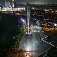 قدرتمندترین موشک جهان شبانه روی سکوی پرتاب قرار گرفت/ عکس