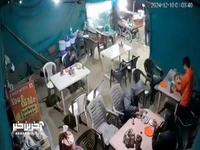 ورود ناگهانی یک خودرو به داخل رستوران و زیر گرفتن مشتریان!