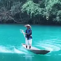 تعادل شگفت انگیز پیرمرد چینی روی آب