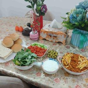 شام خوشمزه امشبمون ساندویچ مرغ بامخلفات😋😋🌹🌺درصداقت عمقی است که دردریانیست،درسادگی بلندایی است که درکوه نیست، سادگی مقدمه صداقت است وفاصله سادگی تاصداقت،دریادریامعرفت است!🌹🌺💫🌹🍀🍀دست‌پخت نازبانوی عزیزوبامحبت خونم😋😋🥰🥰😘😘😍😍🤍❤️💞💕💓🤍🫶