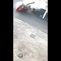 لحظه فرار معجزه‌آسا از تصادف مرگبار در پمپ بنزین 