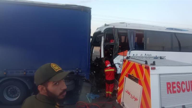 تصادف اتوبوس تهران - مشهد در محدوده سمنان با ۲۰ مصدوم و یک فوتی؛ حال یک نفر وخیم است 