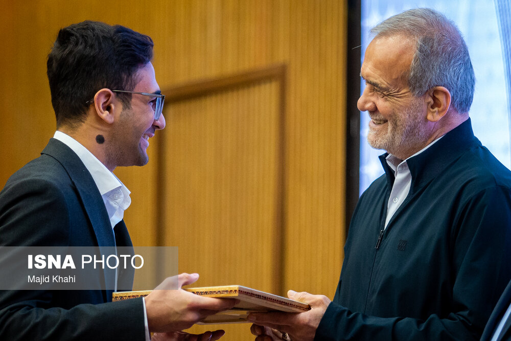 عکس/ تجلیل از مدال آوران المپیاد ۲۰۲۵ با حضور رئیس جمهور