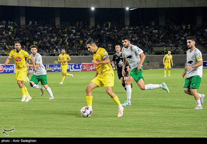 دیدار تیم‌های فوتبال فجر شهید سپاسی و ذوب آهن