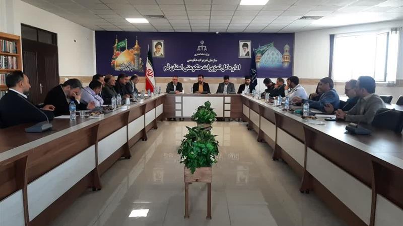 تاکید بر تشدید نظارت‌ها و برخورد با متخلفان در بازار قم