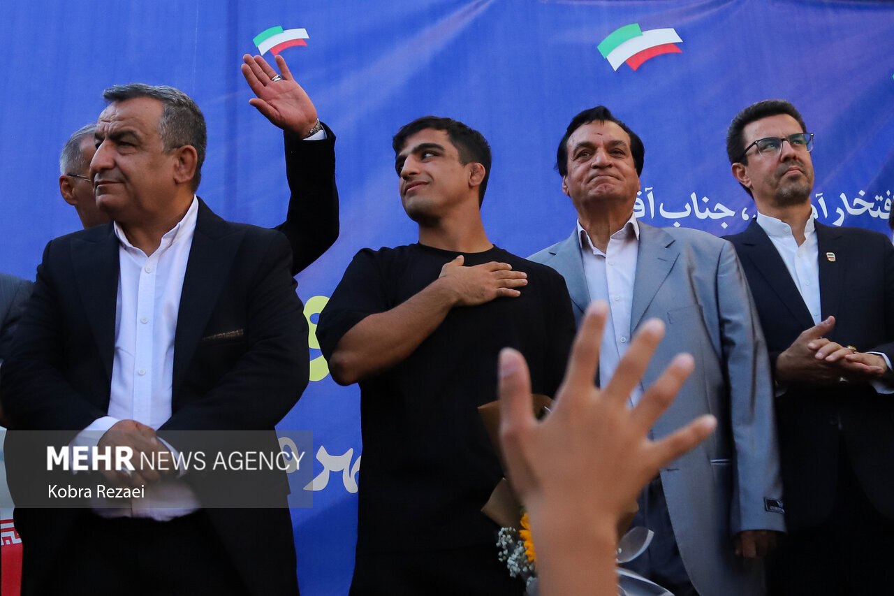  استقبال از احمد جوان نایب‌قهرمان کشتی جهان در مشهد