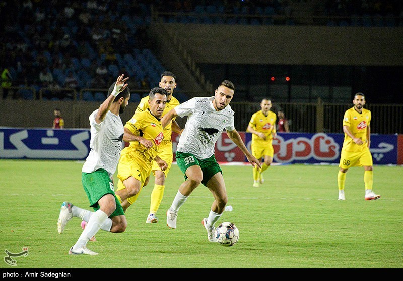 دیدار تیم‌های فوتبال فجر شهید سپاسی و ذوب آهن