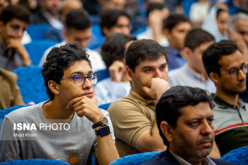 عکس/ تجلیل از مدال آوران المپیاد ۲۰۲۵ با حضور رئیس جمهور