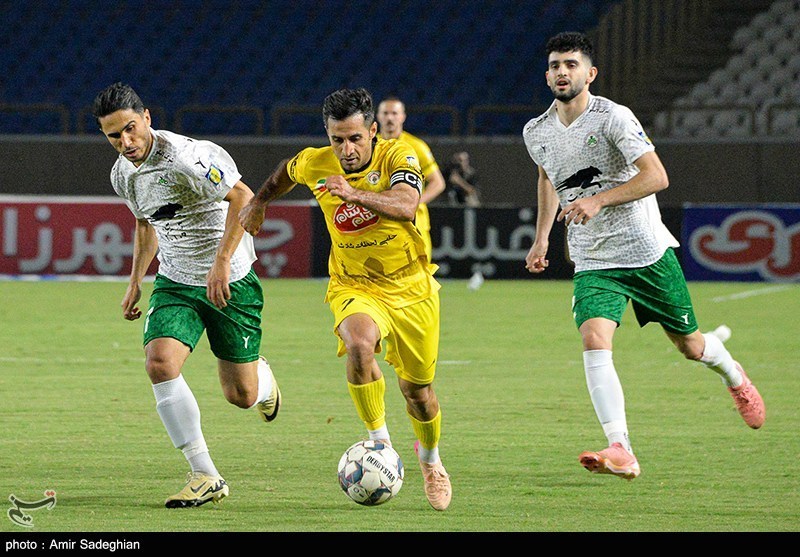 دیدار تیم‌های فوتبال فجر شهید سپاسی و ذوب آهن