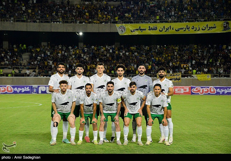 دیدار تیم‌های فوتبال فجر شهید سپاسی و ذوب آهن