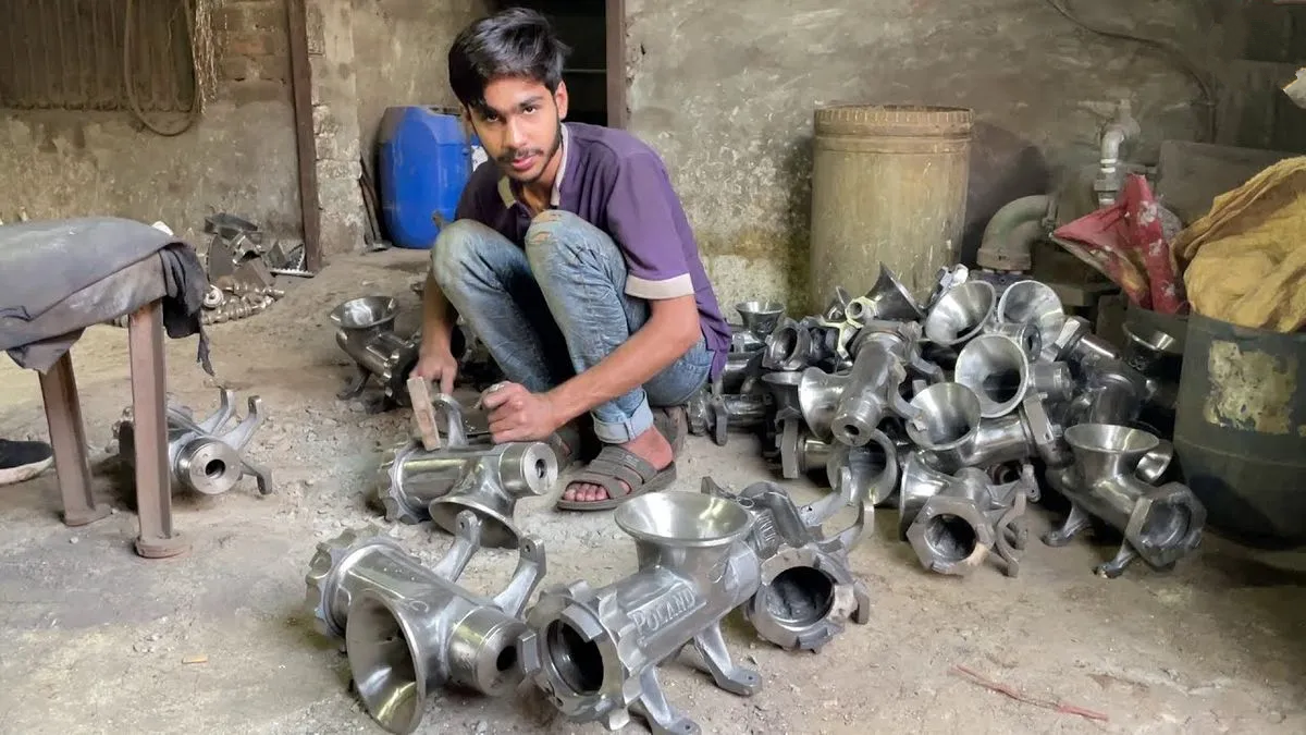 مراحل تولید چرخ گوشت سنتی در پاکستان