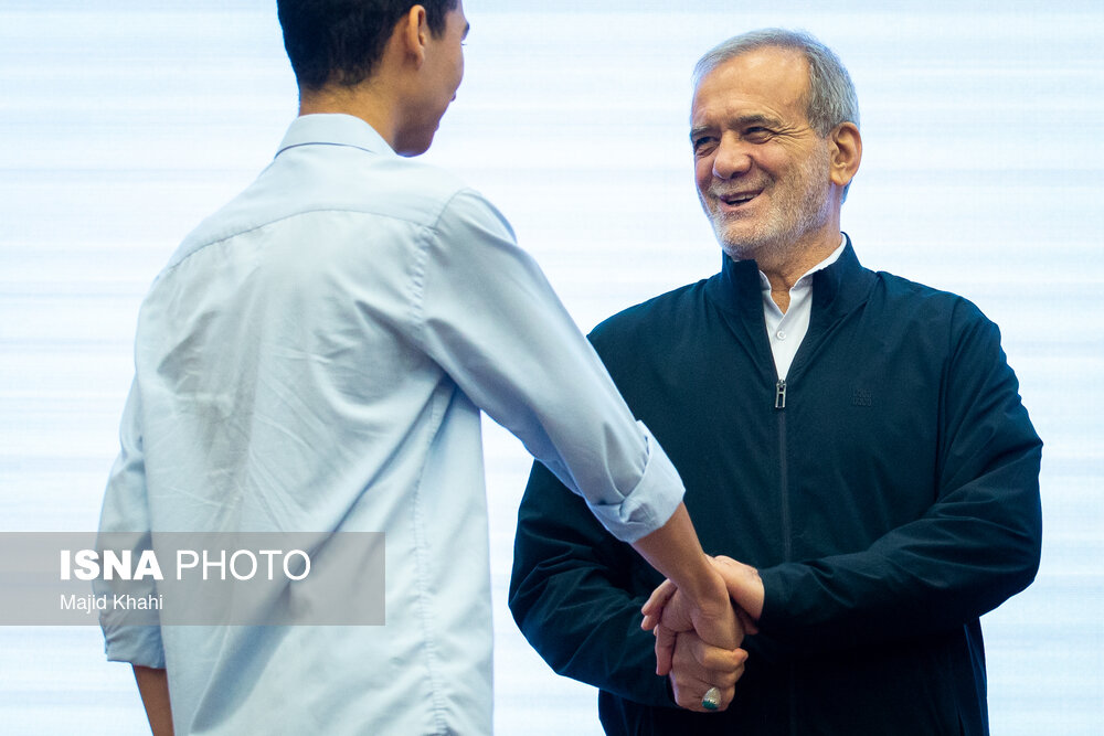 عکس/ تجلیل از مدال آوران المپیاد ۲۰۲۵ با حضور رئیس جمهور