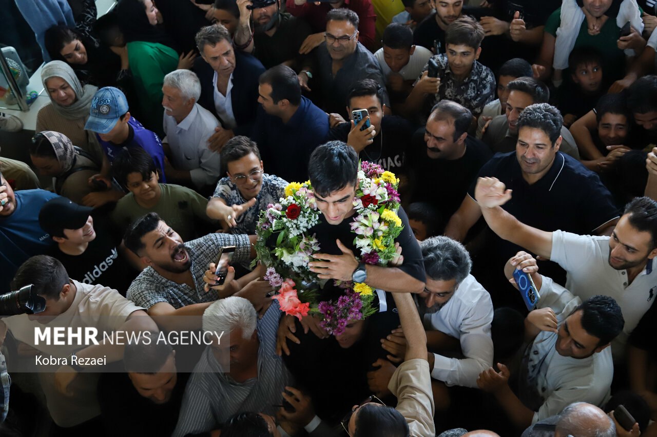  استقبال از احمد جوان نایب‌قهرمان کشتی جهان در مشهد