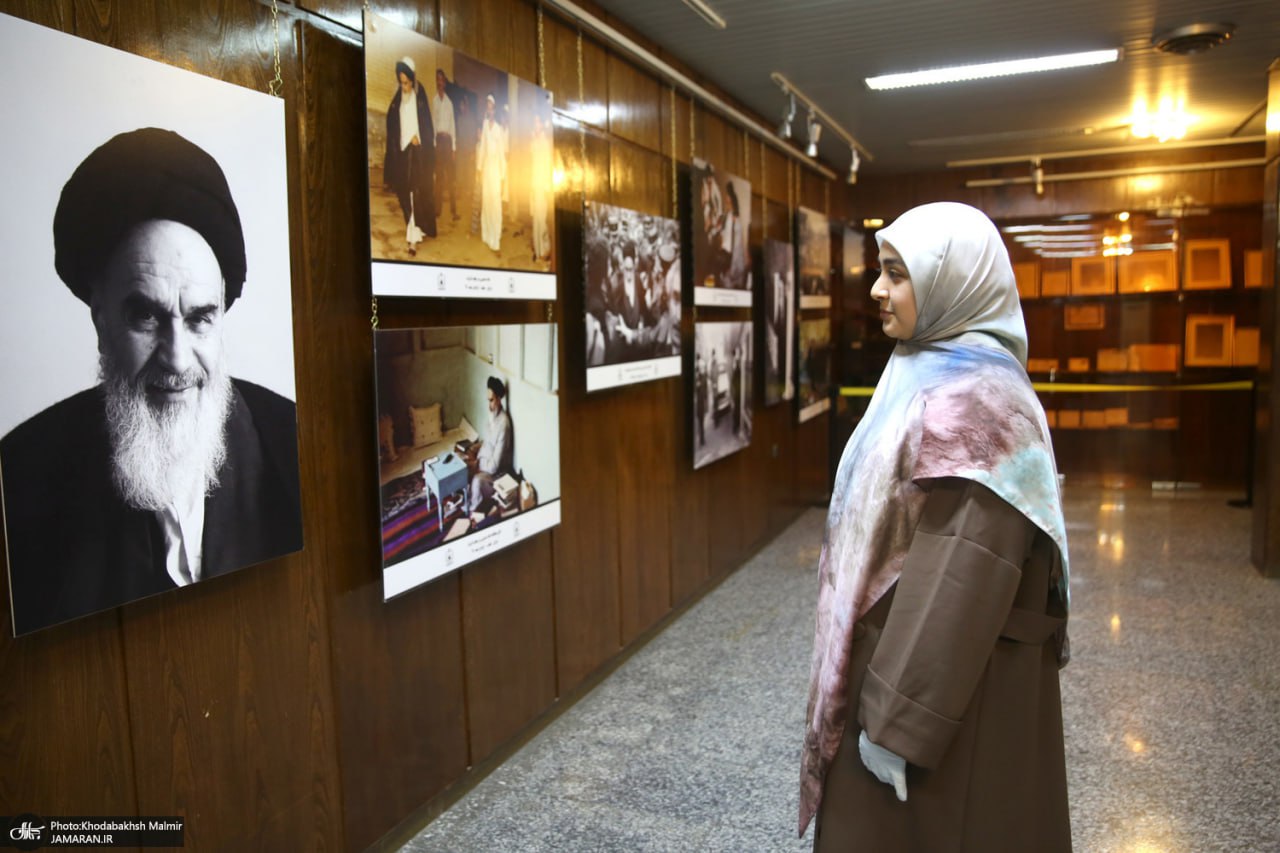  بازدید جمعی از دانشجویان کشور عراق از بیت امام خمینی 