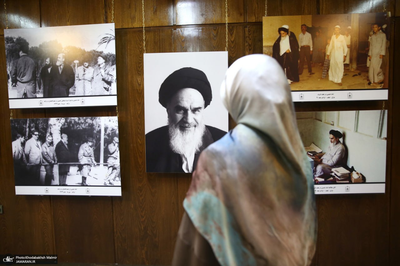  بازدید جمعی از دانشجویان کشور عراق از بیت امام خمینی 