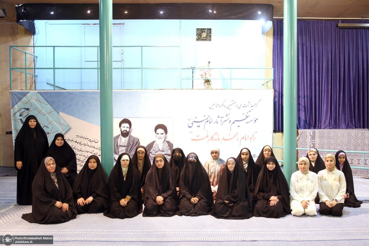  بازدید جمعی از دانشجویان کشور عراق از بیت امام خمینی 