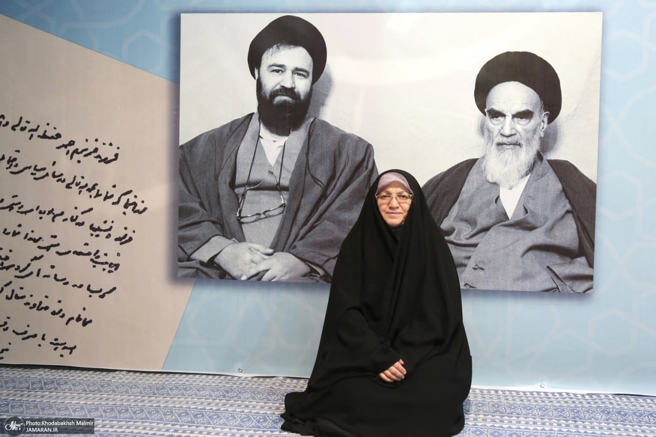  بازدید جمعی از دانشجویان کشور عراق از بیت امام خمینی 