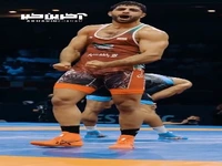 غرش ساروی و شادی جالب با مربی پس از قهرمانی از زاویه دوربین اتحادیه جهانی کشتی