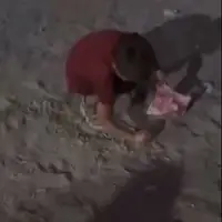 صحنه‌ای دردناک از کودکان غزه که ماکارونی ریخته‌شده از کامیون کمک‌رسانی را جمع می‌کنند