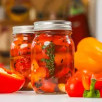 طرز تهیه ترشی فلفل دلمه؛ یک چاشنی خوشمزه و رنگارنگ