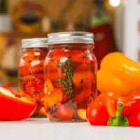 طرز تهیه ترشی فلفل دلمه؛ یک چاشنی خوشمزه و رنگارنگ