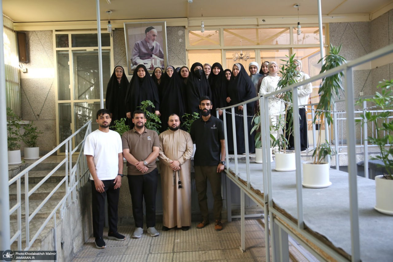  بازدید جمعی از دانشجویان کشور عراق از بیت امام خمینی 
