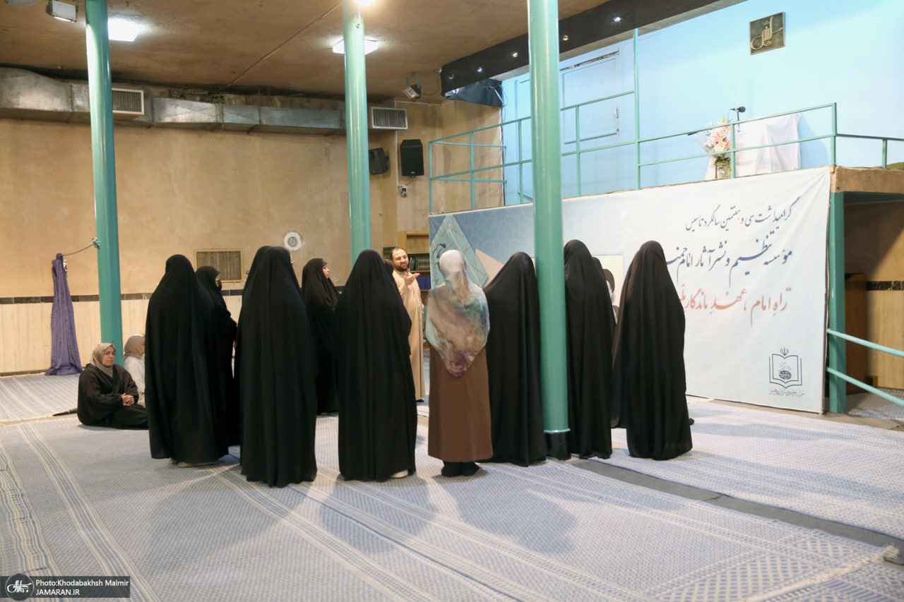  بازدید جمعی از دانشجویان کشور عراق از بیت امام خمینی 