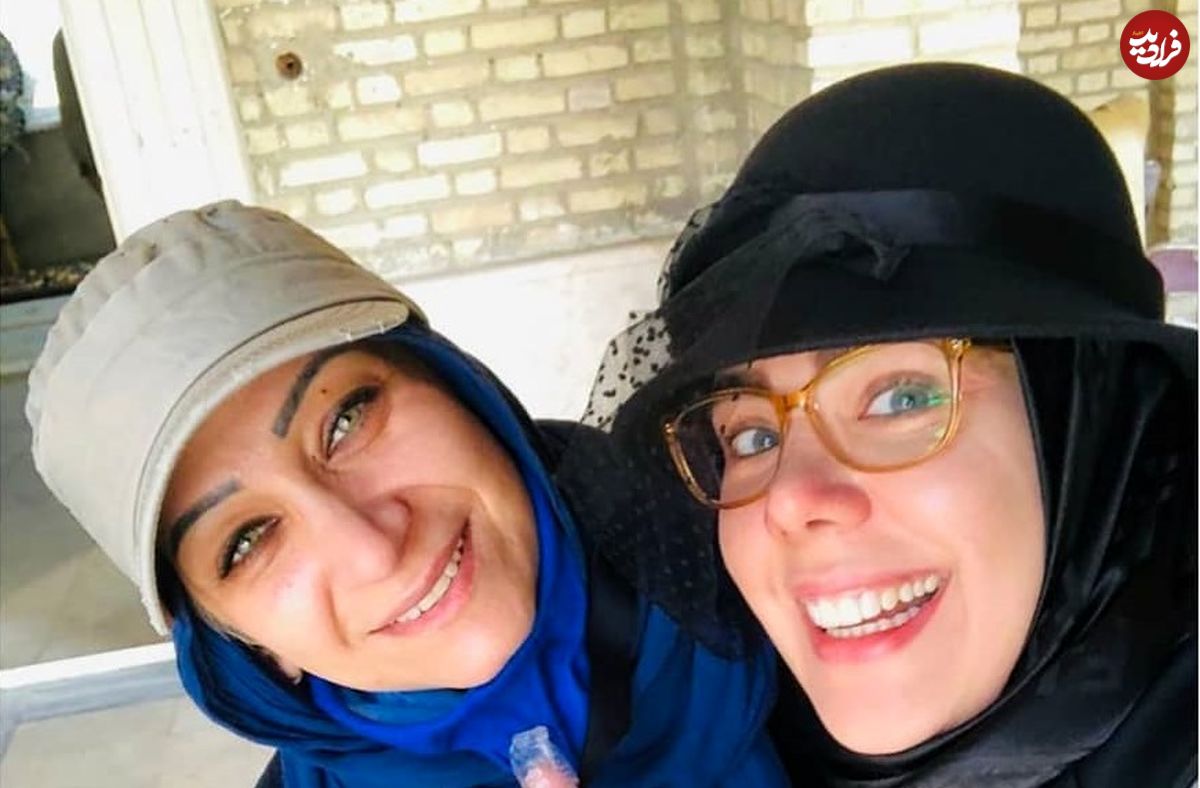 چهره ها/ قاب یادگاری «مومو و جواد جوادی» سریال بچه‌مهندس در یک مراسم